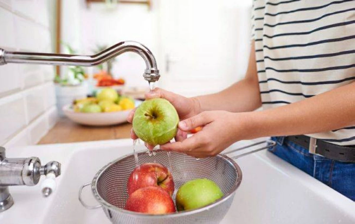 احذر من غسل الخضار والفواكه بهذه الطريقة